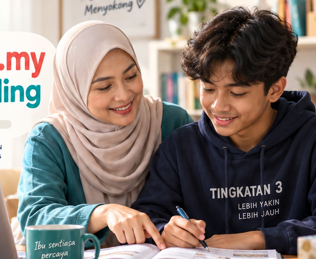 Ibu bersama anak Tingkatan 3 sedang belajar